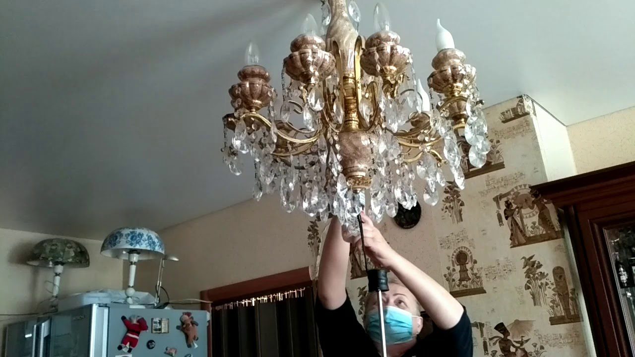 Господині розповіли, як легко та швидко почистити люстру, не знімаючи плафони