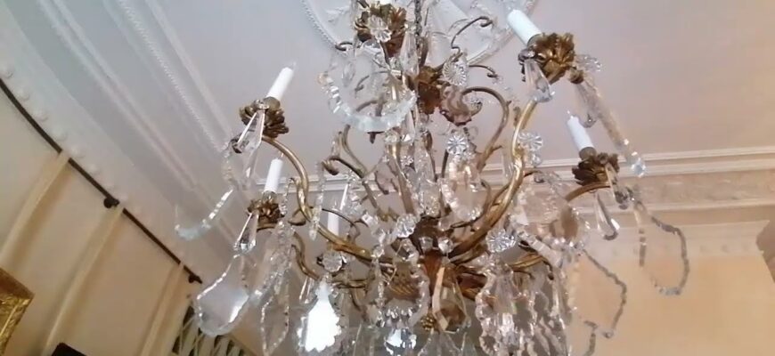 Підслухала на кухні у свекрухи, як швидко почистити люстру, не знімаючи плафони: трюк із рукавичками Підслухала на кухні у свекрухи, як швидко почистити люстру, не знімаючи плафони: трюк із рукавичками