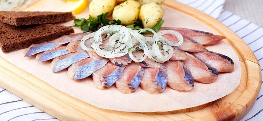 Кидаю 3 лаврові листи у банку з оселедцем: риба стає ніжною, як масло, а смак – насолода для гурманів Кидаю 3 лаврові листи у банку з оселедцем: риба стає ніжною, як масло, а смак – насолода для гурманів