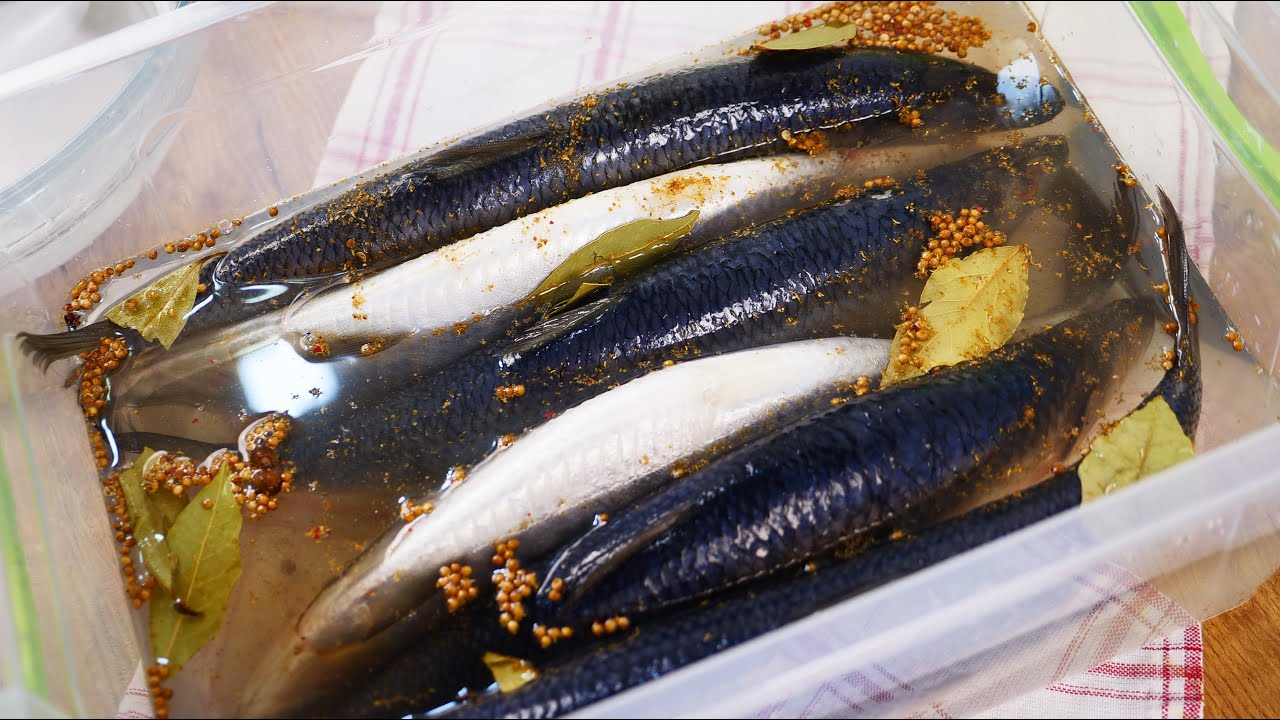 Кулінари розповіли, як у домашніх умовах приготувати оселедець пряного посолу