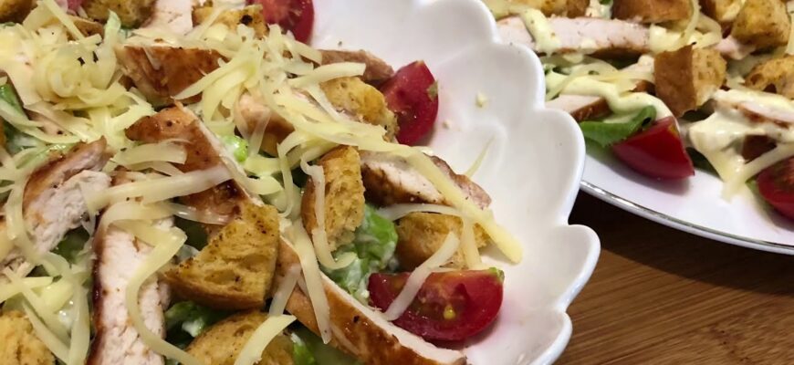 Салат “Цезар” за 6 хв: швидкий рецепт від шеф-кухарів – знадобиться курка, грінки та йогуртова заправка Салат “Цезар” за 6 хв: швидкий рецепт від шеф-кухарів – знадобиться курка, грінки та йогуртова заправка