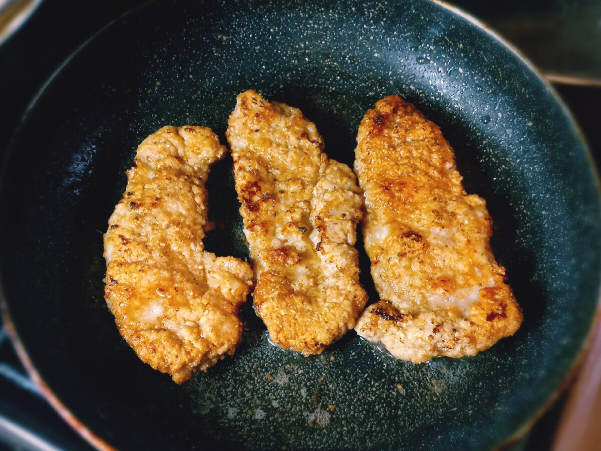 Кулінари розповіли, як правильно смажити курку на салати, аби вона вийшла соковитою і смачною