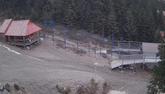 Лижний сезон зірвано. Що відбувається на карпатських курортах посеред зими Лижний сезон зірвано. Що відбувається на карпатських курортах посеред зими