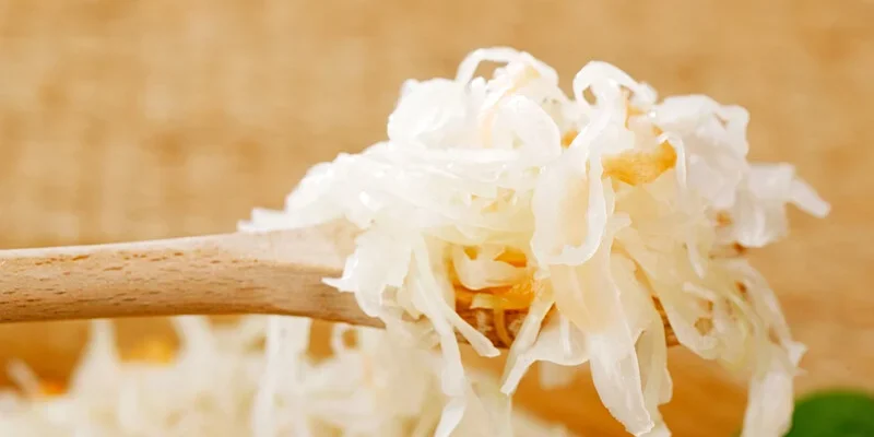 “Його додавали ще наші бабусі”. Саме цей інгредієнт робить квашену капусту хрумкою “Його додавали ще наші бабусі”. Саме цей інгредієнт робить квашену капусту хрумкою