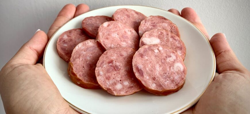 Готую домашню ковбасу без коптильні: 1 інгредієнт у маринаді дає смак, як від березових трісок Готую домашню ковбасу без коптильні: 1 інгредієнт у маринаді дає смак, як від березових трісок