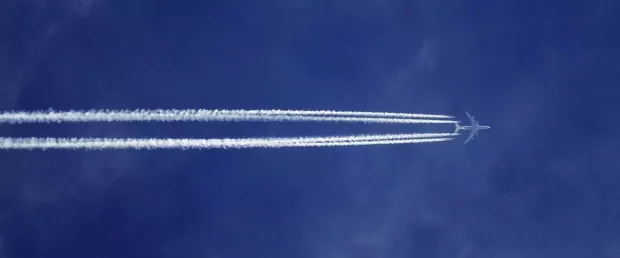 А ви це знали? Чому літаки залишають білі смуги у небі А ви це знали? Чому літаки залишають білі смуги у небі