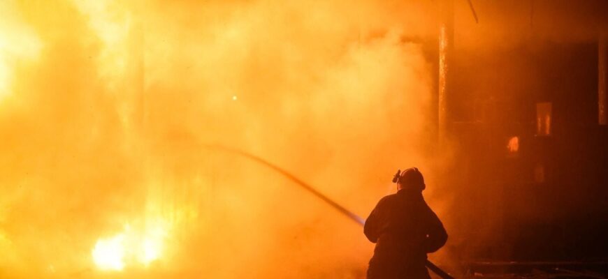 Атака дронів РФ – у Луцьку горять продуктові склади, немає світла Атака дронів РФ – у Луцьку горять продуктові склади, немає світла