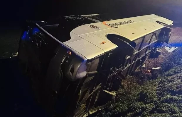 Аварія сталася вночі: У Словаччині перекинувся автобус із українцями (фото) Аварія сталася вночі: У Словаччині перекинувся автобус із українцями (фото)
