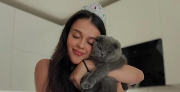 Більше, ніж учитель у школі: Українська блогерка розказала, як заробляє її кіт (фото) Більше, ніж учитель у школі: Українська блогерка розказала, як заробляє її кіт (фото)
