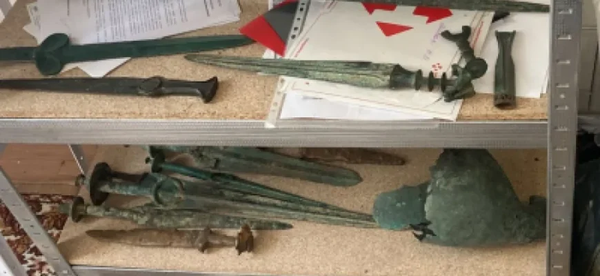 ДБР знайшло у екснардепа схованку з тисячами історичних реліквій. ВІДЕО ДБР знайшло у екснардепа схованку з тисячами історичних реліквій. ВІДЕО