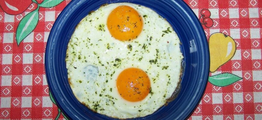 Не яєчня, не омлет – простий, але смачний сільський сніданок: змішуємо яйця із зеленою цибулею Не яєчня, не омлет – простий, але смачний сільський сніданок: змішуємо яйця із зеленою цибулею