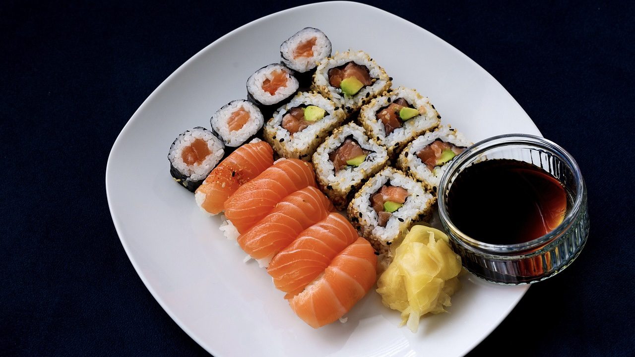 Експерти розповіли, чому небезпечно їсти суші