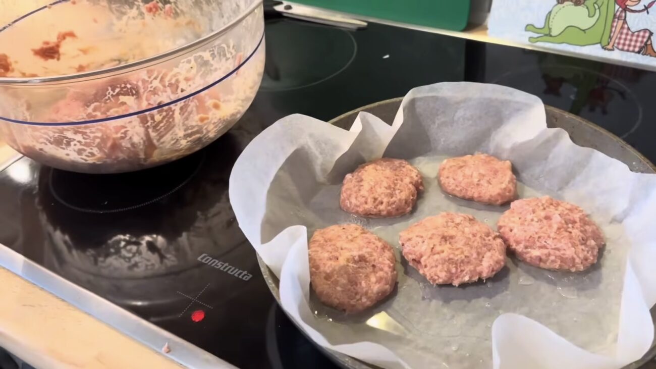 Господині розповіли, як правильно смажити розморожені котлети