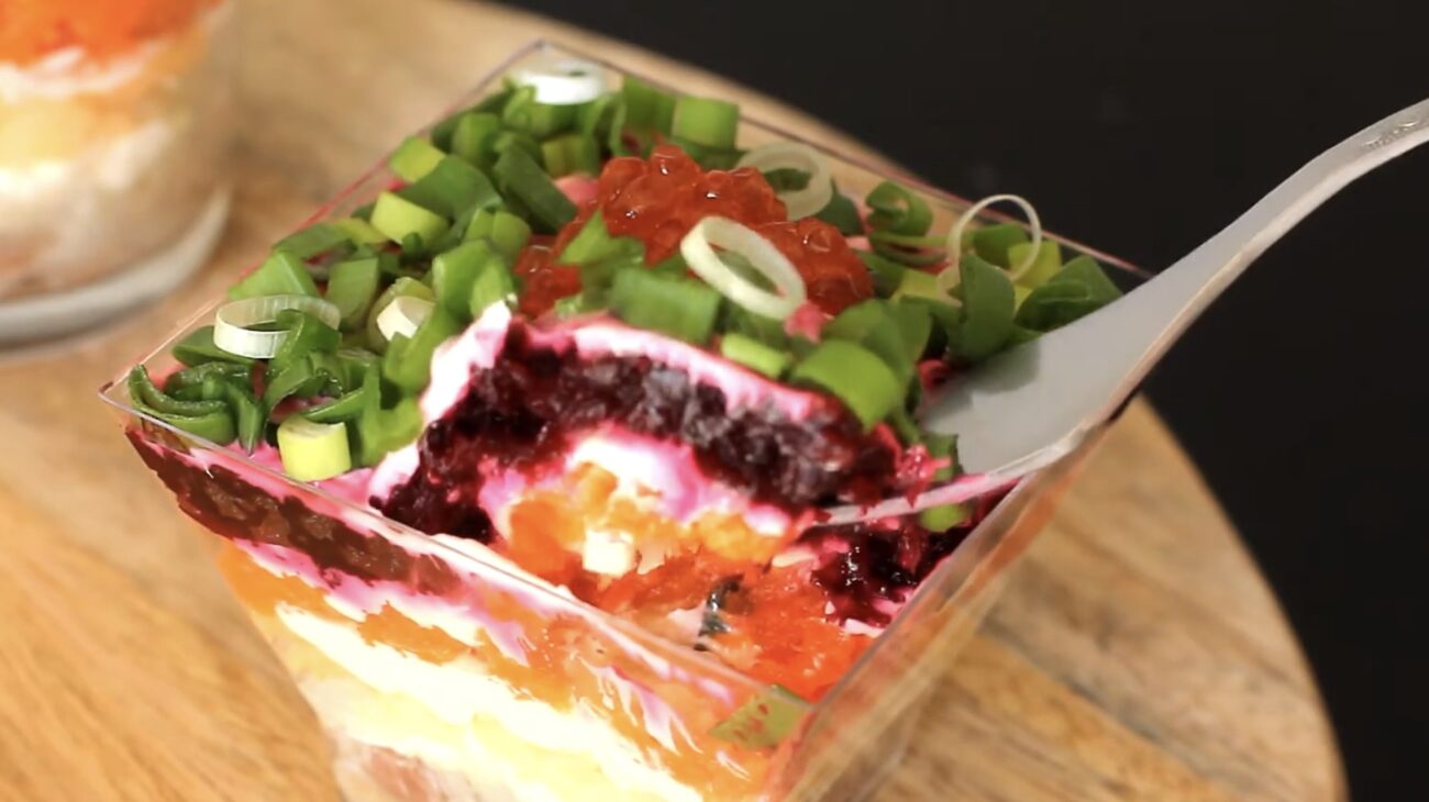 Господині розповіли, як приготувати святковий салат у стаканчиках Господині розповіли, як приготувати святковий салат у стаканчиках