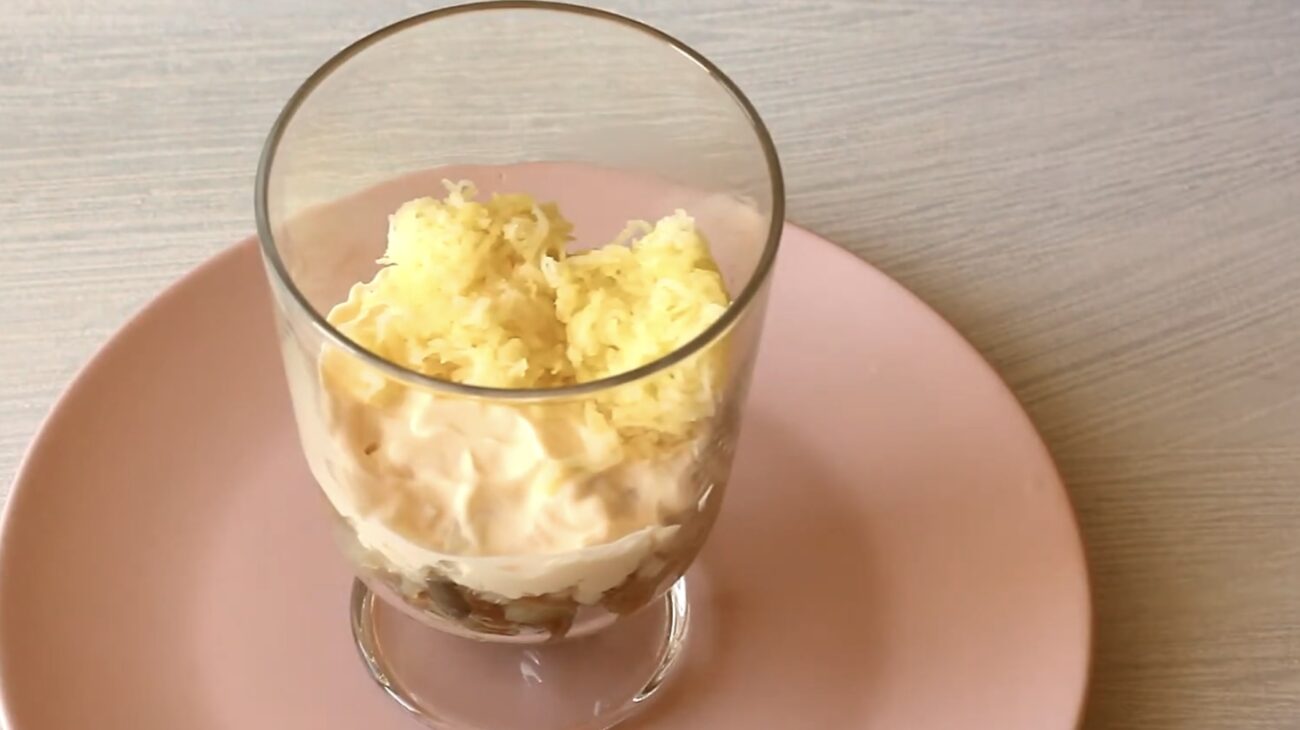 Господині розповіли, як приготувати святковий салат у стаканчиках Господині розповіли, як приготувати святковий салат у стаканчиках