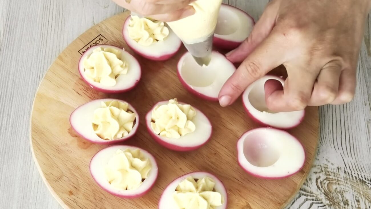 Господині розповіли, як приготувати просту і смачну закуску на святковий стіл Господині розповіли, як приготувати просту і смачну закуску на святковий стіл