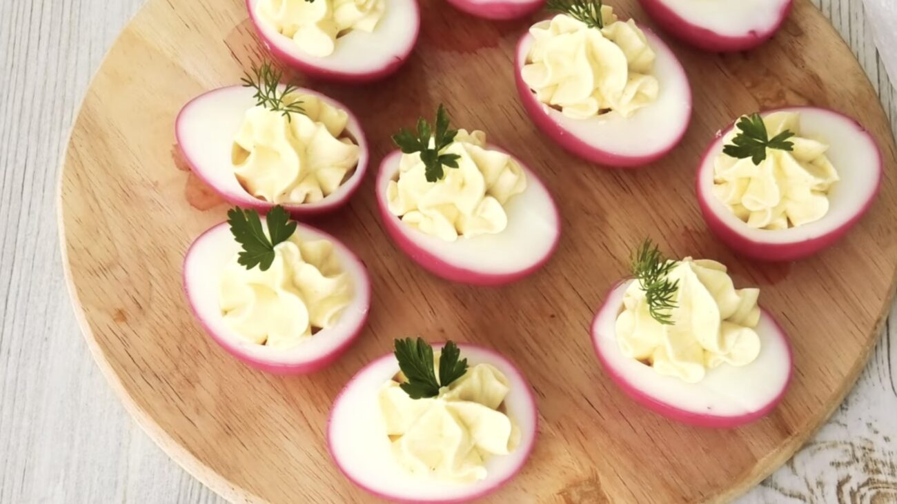 Господині розповіли, як приготувати просту і смачну закуску на святковий стіл Господині розповіли, як приготувати просту і смачну закуску на святковий стіл