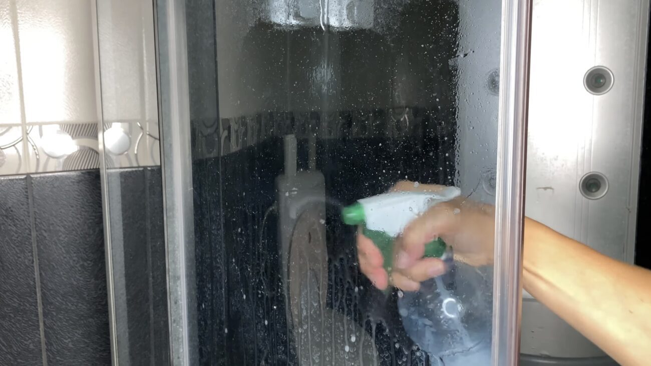 Господині розповіли, як відмити душову кабінку від вапняного нальоту Господині розповіли, як відмити душову кабінку від вапняного нальоту