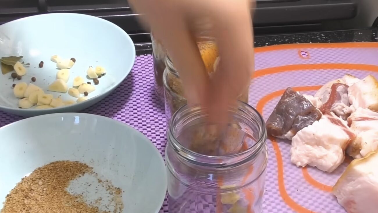 Господині розповіли, як смачно засолити сало за три години Господині розповіли, як смачно засолити сало за три години