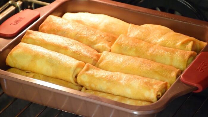 Господині розповіли, як правильно смажити млинці на налисники