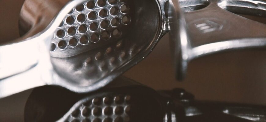 Часникодавка з 90-х має 6 функцій: 40 років користувалась лише 1-ю – а вона відкриває пляшки і давить горіхи Часникодавка з 90-х має 6 функцій: 40 років користувалась лише 1-ю – а вона відкриває пляшки і давить горіхи