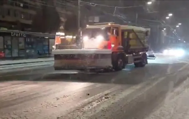 Київ засипало снігом, вирує хуртовина. Місто вживає заходів (відео) Київ засипало снігом, вирує хуртовина. Місто вживає заходів (відео)