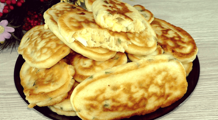 Ліниві пиріжки 5-хвилинки із зеленою цибулею та яйцем: коли немає часу, готую цей перекус для всієї родини Ліниві пиріжки 5-хвилинки із зеленою цибулею та яйцем: коли немає часу, готую цей перекус для всієї родини