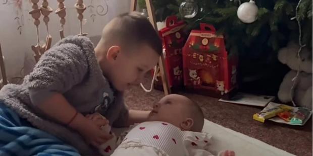 “Мама з тобою, тато з тобою…”: У Чернівцях жінка показала, як її маленький син заспокоює меншу сестричку під час тривоги (відео) “Мама з тобою, тато з тобою…”: У Чернівцях жінка показала, як її маленький син заспокоює меншу сестричку під час тривоги (відео)