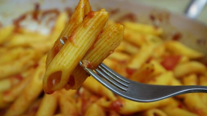 Господині розповіли, як варити макарони, щоб вони не злипалися Господині розповіли, як варити макарони, щоб вони не злипалися