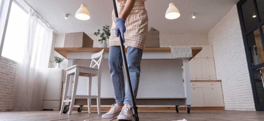 Мию підлогу, але не простою водою: додаю 2 ложки цього – блиск, як у готелі, а до ніг більше нічого не липне Мию підлогу, але не простою водою: додаю 2 ложки цього – блиск, як у готелі, а до ніг більше нічого не липне