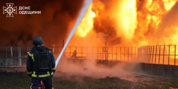 На Одещині рятувальники кілька днів гасили підприємство, яке росіяни повторно атакували п’ять разів (фото) На Одещині рятувальники кілька днів гасили підприємство, яке росіяни повторно атакували п’ять разів (фото)