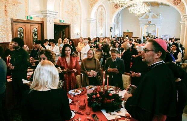 “Нехай буде щасливе завтра та мирні світанки”: Юлія Тимошенко показала, як молилася за Україну (фото) “Нехай буде щасливе завтра та мирні світанки”: Юлія Тимошенко показала, як молилася за Україну (фото)