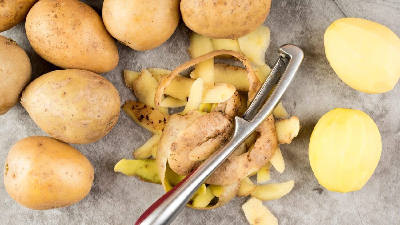 Городники пояснили, як картопляні очистки впливають на ґрунт