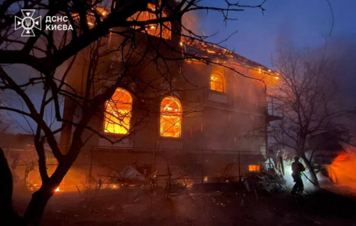 Пожежі, пошкоджені авто та будинки: перші кадри наслідків атаки РФ на Київ Пожежі, пошкоджені авто та будинки: перші кадри наслідків атаки РФ на Київ