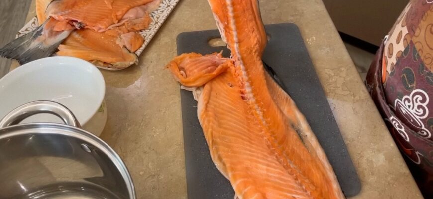 Після розбирання лосося у вас залишилися хребти? Не викидайте їх, а приготуйте ці 3 страви: смачно й легко Після розбирання лосося у вас залишилися хребти? Не викидайте їх, а приготуйте ці 3 страви: смачно й легко