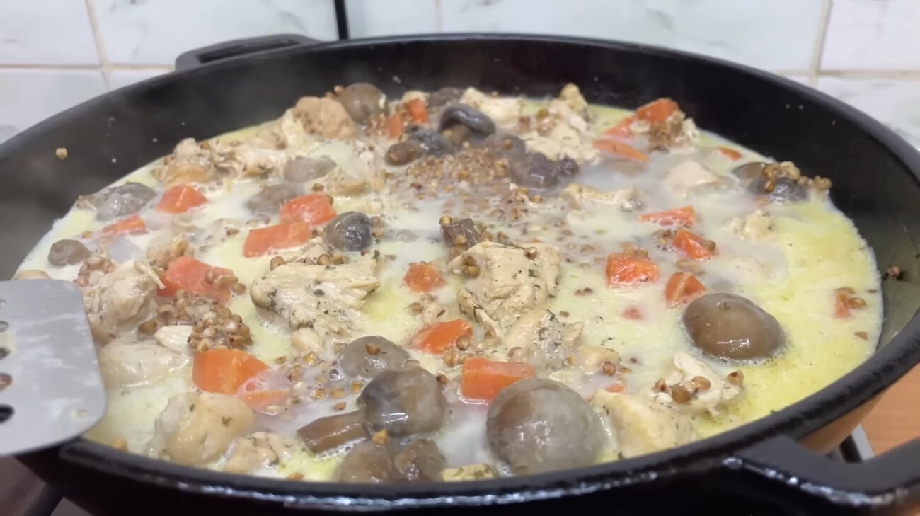 Кухарі поділилися рецептом гречаного плову за пів години