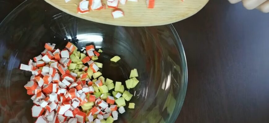 Салат “Ніжність” в рази переплюнув популярний крабовий: складники майже однакові – а смак ні Салат “Ніжність” в рази переплюнув популярний крабовий: складники майже однакові – а смак ні