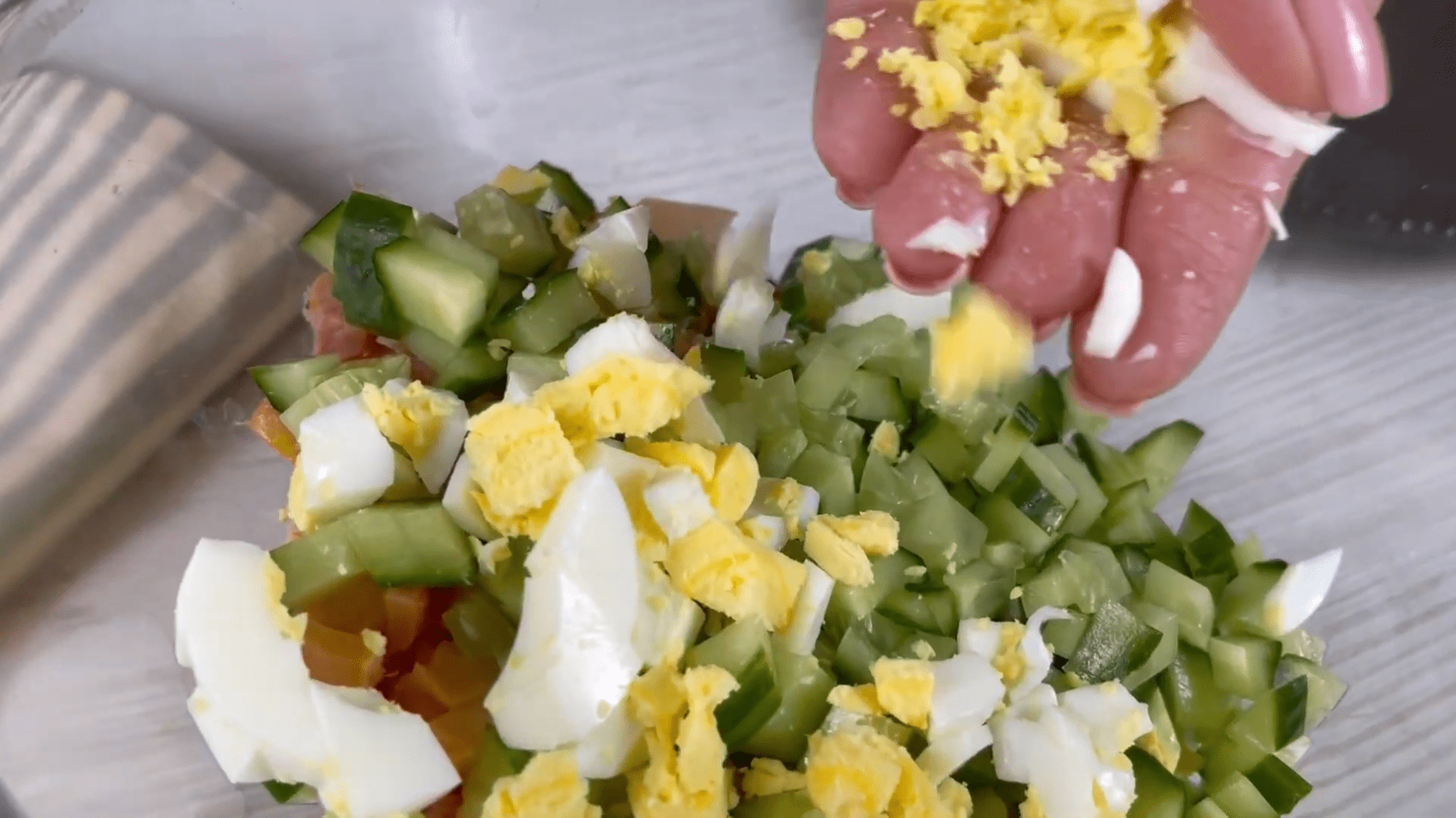 Експерти розповіли, як приготувати смачний салат з копченою куркою