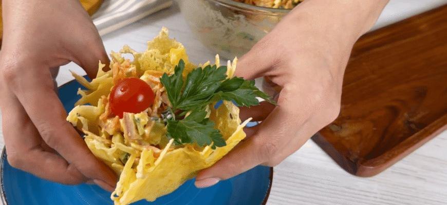 Мій фірмовий салат з’їдають разом з тарілкою – і це не жарт: гості просять рецепт “корзинки”, а не начинки Мій фірмовий салат з’їдають разом з тарілкою – і це не жарт: гості просять рецепт “корзинки”, а не начинки