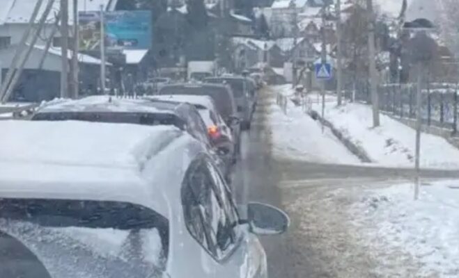 Українці “штурмують” Буковель: до курорту утворилися великі затори Українці “штурмують” Буковель: до курорту утворилися великі затори