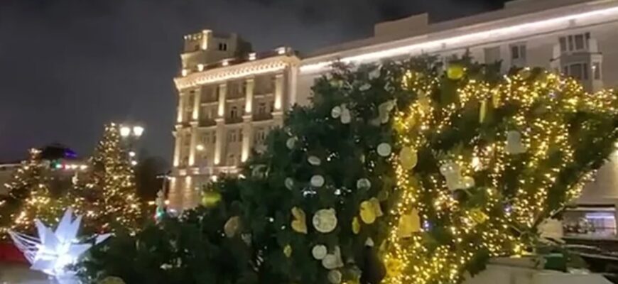 “Ознака кінця епохи”: у Москві впала величезна ялинка — росіяни вбачають недобрий знак! Відео “Ознака кінця епохи”: у Москві впала величезна ялинка — росіяни вбачають недобрий знак! Відео