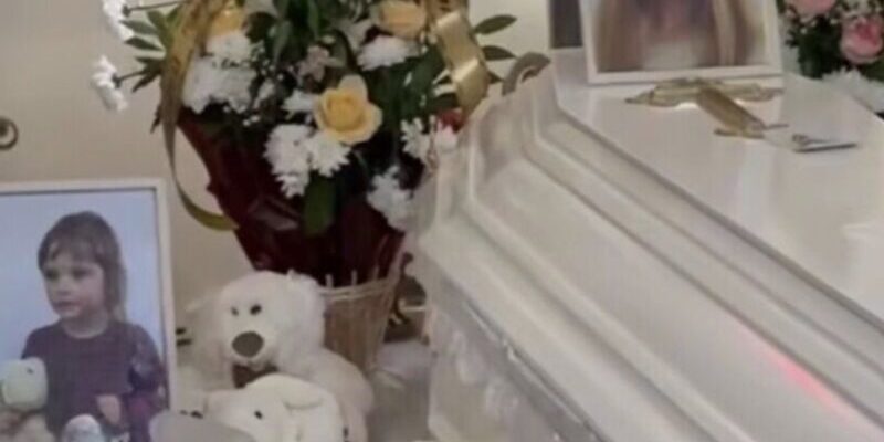 У Тернополі попрощалися з 35-річною жінкою та її маленькою донечкою, які з@гuнули внаслідок ракетного удару російських військ. У Тернополі попрощалися з 35-річною жінкою та її маленькою донечкою, які з@гuнули внаслідок ракетного удару російських військ.