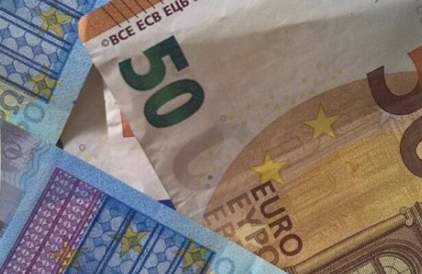 Долар і євро стрімко подешевшали: новий курс валют на 22 грудня Долар і євро стрімко подешевшали: новий курс валют на 22 грудня