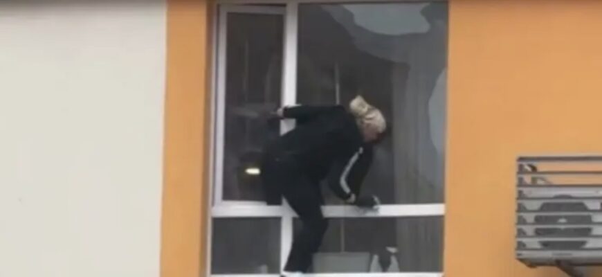 Киянка мила вікно у багатоповерхівці під час ракетного обстрілу: у мережі завірусилося відео Киянка мила вікно у багатоповерхівці під час ракетного обстрілу: у мережі завірусилося відео