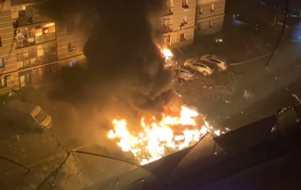 “Шахед” влучив у СТО та стоянку автомобілів. Море вогню (відео) “Шахед” влучив у СТО та стоянку автомобілів. Море вогню (відео)