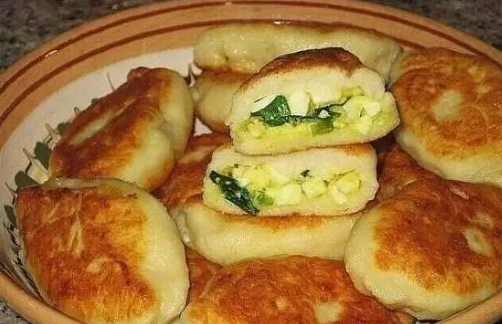 🥟 Швидкі пиріжки із зеленою цибулею та яйцем — м’які, рум’яні та завжди вдалі 🥟 Швидкі пиріжки із зеленою цибулею та яйцем — м’які, рум’яні та завжди вдалі