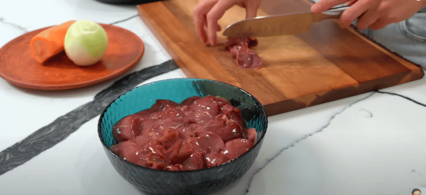 Жодної гіркоти і зайвого “металевого” запаху: як правильно варити курячу печінку для паштету Жодної гіркоти і зайвого “металевого” запаху: як правильно варити курячу печінку для паштету