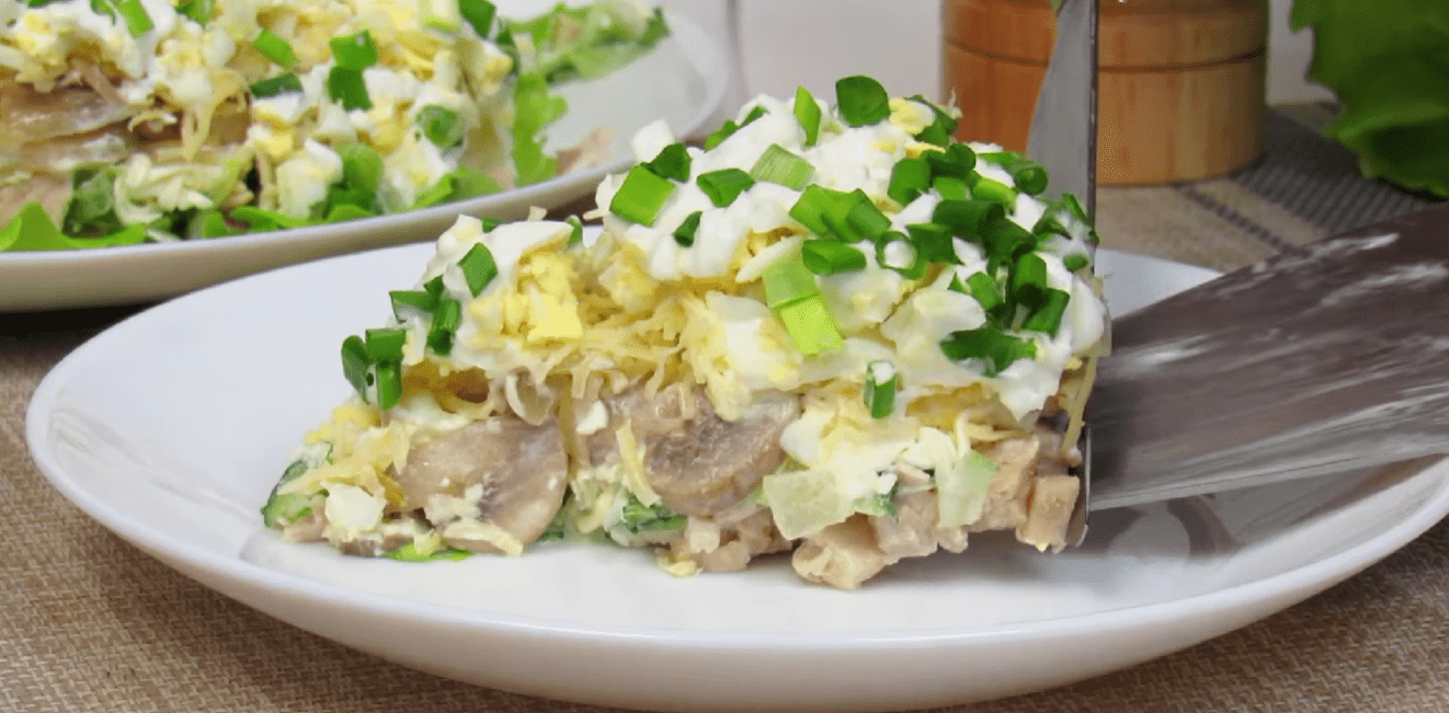 Рецепт салату з курячим м'ясом та грибами на Новий рік 2026