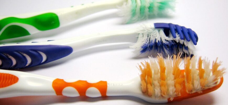 Раніше не задумувалася, що так зберігати зубні щітки не можна: побачила це і ледь не зомліла — переставила Раніше не задумувалася, що так зберігати зубні щітки не можна: побачила це і ледь не зомліла — переставила