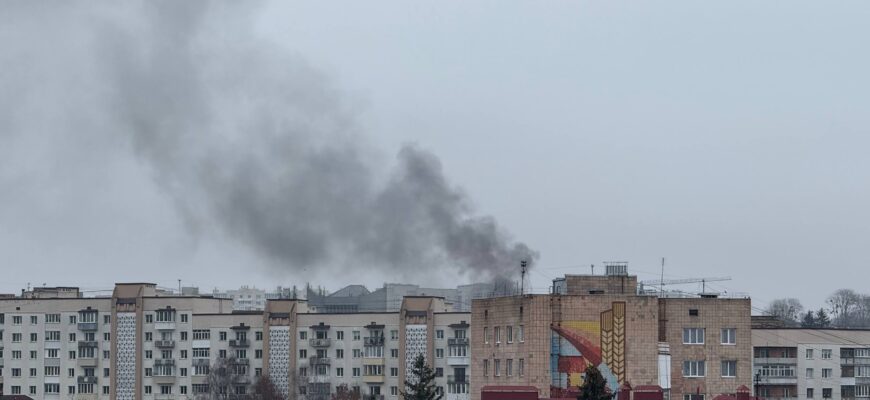 Стовп диму видно з різних куточків міста: у Рівному – серйозна пожежа Стовп диму видно з різних куточків міста: у Рівному – серйозна пожежа